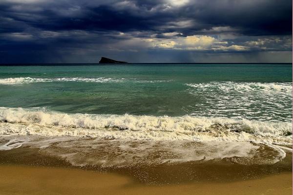 Foto: Nye runder med nedbør på Costa Blanca betyr også lavere temperaturer. Flere byer langs kysten hadde så sent som i begynnelsen av september opp mot 35 varmegrader på dagen (Benidorm-øya, Costa Blanca).