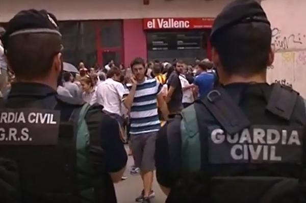 guardia_civil_efe.jpg Foto: Catalonias president Carles Puigdemont fordømmer arrestasjonene og opprettholder intensjonen om å avholde folkeavstemning om uavhengighet 1. oktober. Bildet viser spansk politi i aksjon for å konfiskere valgmateriale i byen Valls i Catalonia 9. september.