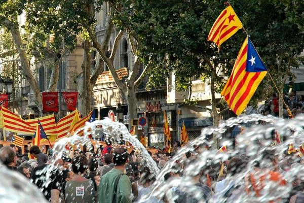 800px-una_riuada_independentista.jpg Foto: Uavhengighetsprosessen har ført til økonomisk usikkerhet i Catalonia. I løpet av oktober har flere store selskaper flyttet sine kontorer til andre regioner i Spania.