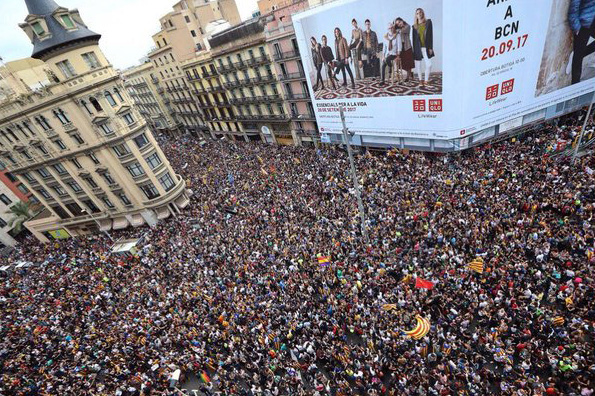Foto: Det spanske politiets aksjoner under valget i Catalonia møtte dagen etter fordømmelse fra en rekke europeiske land, uavhengig av spørsmålet om løsrivelse. Bilde av demonstrasjonen i sentrum av Barcelona tirsdag 3. oktober. 