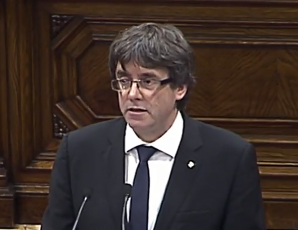 Foto: «Vi foreslår å utsette erklæringen om uavhengighet i noen uker for å gå inn i en etappe med dialog» var regionspresident Carles Puigdemonts ord i det katalanske parlamentet tirsdag 10. oktober.