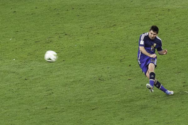 lionel_messi_world_cup_final_-_140713-9163-jikatu_.jpg Foto: Dersom prosessen for uavhengighet i Catalonia skulle føre frem i løpet av de neste tre årene, vil Lionel Messi kunne gå fra kontrakten med Barcelona uten å måtte betale erstatningen på 700 millioner euro som ellers gjelder ved avtalebrudd.