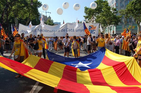 Foto: Undersøkelsen til regionsadministrasjonen i Catalonia viser at oppslutningen om løsrivelse har falt betraktelig siden folkeavstemningen om uavhengighet i oktober fjor. Bildet er fra en demonstrasjon i Barcelona i 2010 med krav om økt selvbestemmelsesrett.