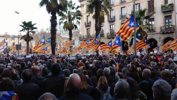 demo_barcelona_23.3.2018.jpg Foto: Tusenvis av mennesker tok fredag 23. mars til gatene i Barcelona i protest mot de nye fengslingene. Totalt 13 katalanske politikere er tiltalt ved domstolen i Madrid, anklaget for opprør mot den spanske stat.