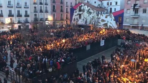 Foto: Demonstrasjonen i Lavapiés i Madrid fredag 16. mars var til minne om senegaleseren Mame Mbaye. Markeringen skal i motsetning til opptøyene kvelden før ha gått fredelig for seg. 