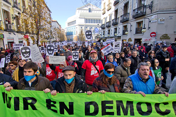 Foto: Den kontroversielle loven ble introdusert av PP-regjeringen midt under de økonomiske nedgangstidene i 2012 og 2013 da Spania var preget av massive demonstrasjoner og protester mot kutt og innsparinger. Loven ble av mange ansett som et forsøke å kvele protestene mot regjeringen, ved å gi politiet friere tøyler til å gripe inn overfor demonstranter og øke satsene for bøter dramatisk. Bildet er fra en demonstrasjon mot loven i Madrid i desember 2014.