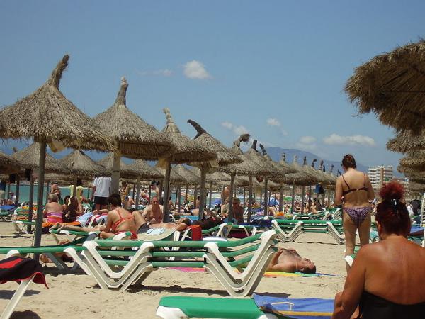 Foto: Forbudet mot turistutleie i Palma på Mallorca kommer etter at turistutleien i byen har økt med 50 prosent på to år. Samtidig skal mangelen på leiligheter til lokalbefolkning ha blitt et reelt problem (Playa de Palma, Palma de Mallorca, Balearene).