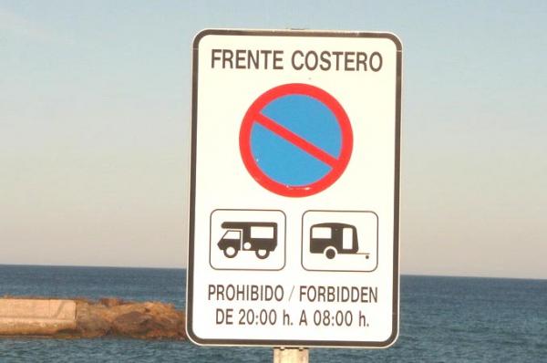 Foto: Hvert år fylles parkeringsplasser ved strender og kystnære områder på Costa Blanca opp med bobiler. Pågangen tiltar når sommerværet kommer (Illustrasjon).