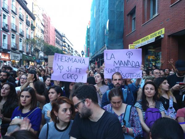  Foto: Dommen i Pamplona onsdag 26. april førte til protester over hele Spania. Bilde er fra en demonstrasjon i Madrid samme dag.  