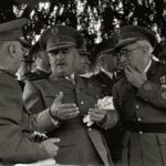 Francisco_Franco_junto_a_autoridades_militares_en_unas_maniobras_(13_de_19)_-_Fondo_Car-Kutxa_Fototeka