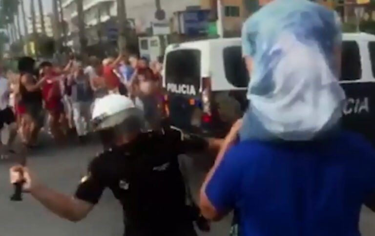 Satte politiet på feirende England-fans