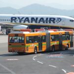 800px-Autobus_e_Boeing_737_lato