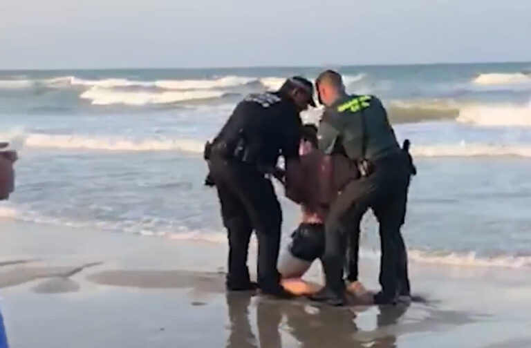 Arrestert og lagt i håndjern etter bading på rødt flagg