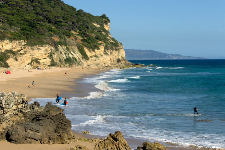 Likuset i Cadiz har ikke mere plass – 20 døde flyktninger drev i land