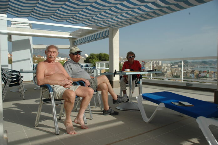 Pasienter koser seg i sola på Vistamar i Villajoyosa.