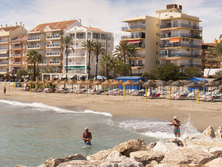 Stranden i Fuengirola får 20.000 kubikk ny sand