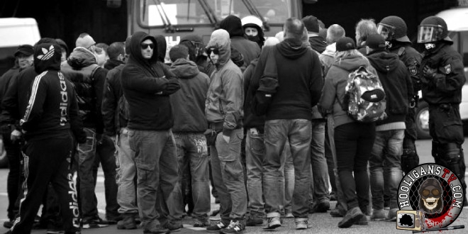 Spanske ultras "uniform" består av mørke klær. Adidas-joggedressen er en av deres "merkevarer". De regnes for å være blant verdens ti mest voldelige fotballhooligans.