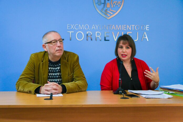 La concejala de Protección Animal, Carmen Morate, y el edil de Contratación y Hacienda, José Hurtado Byråd Jose Hurtado og Carmen Morate fra Torrevieja kommune legger frem den nye planen for byens dyremottak.