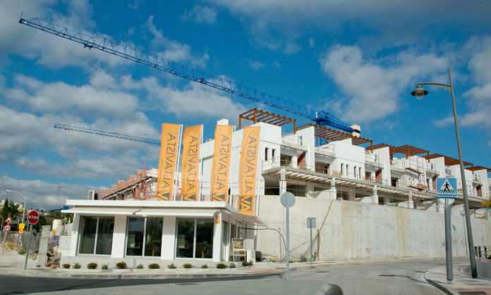 Det bygges mye i Mijas kommune. Dete avbildede byggeprosjekt ligger i Calahonda i Mijas kommune, ikke langt fra den norske sjømannskirken.