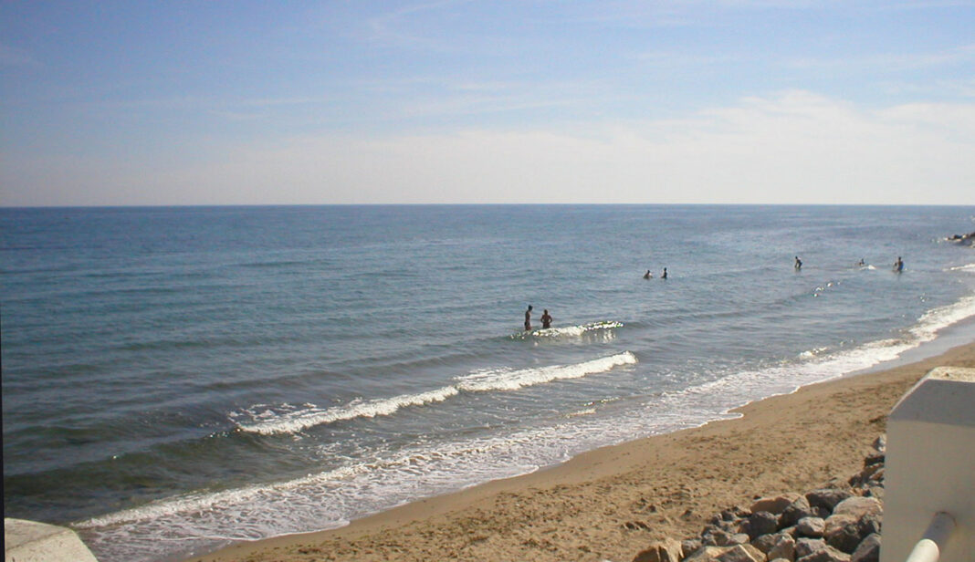 Calaholda stranden er populær blant nordmenn på Costa del Sol. Den norske sjømannskirken ligger få minutter fra hvor den døde ble funnet.