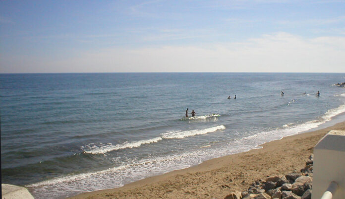 Calaholda stranden er populær blant nordmenn på Costa del Sol. Den norske sjømannskirken ligger få minutter fra hvor den døde ble funnet.