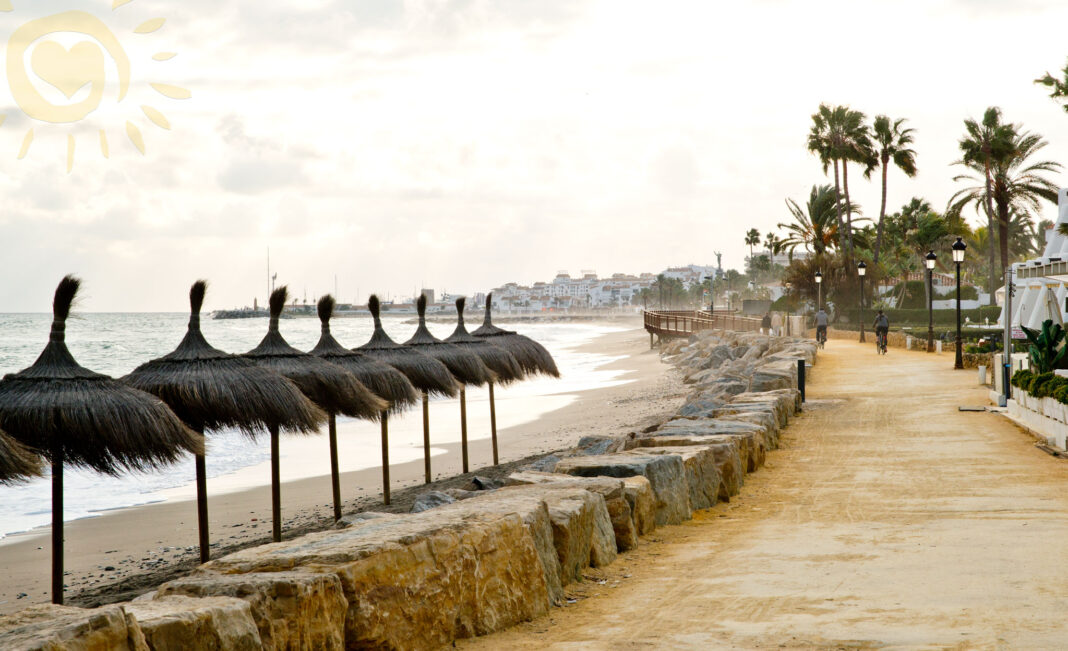 Marbella har en 15 km lang strandpromenade.