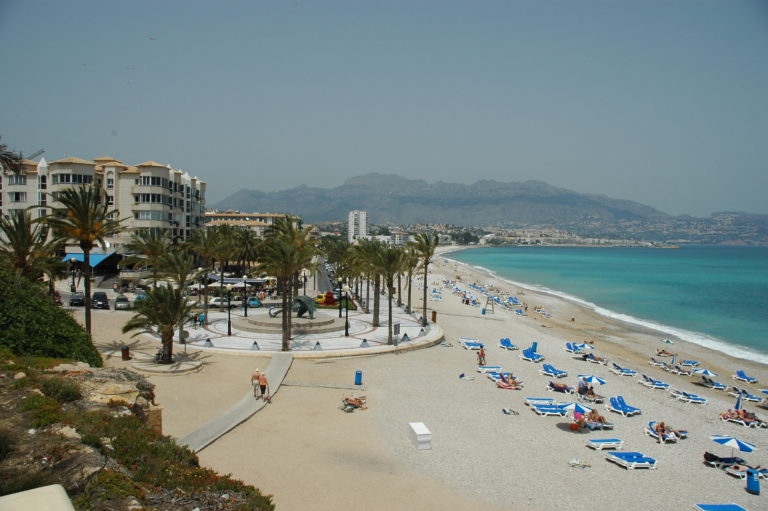Stranden i Albir er kommunens største trekkplaster.