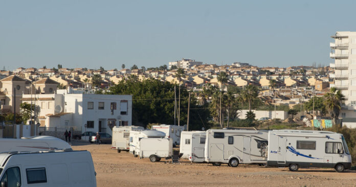 Ved Cala de la Higuera og Cala Redonda i Torrevieja har det i vinter stått parkert et utall campingbiler mer eller mindre konstant.