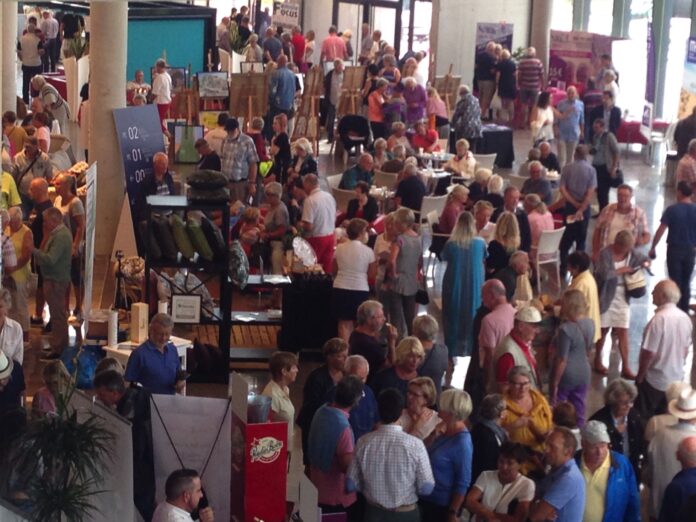 Expo Torrevieja arrangeres på Auditorio Internacional de Torrevieja like nord for Torrevieja sentrum like ved Quiron sykehuset. Messen er åpen for publikum fra 10.00 til 15.00, det er gratis adgang.