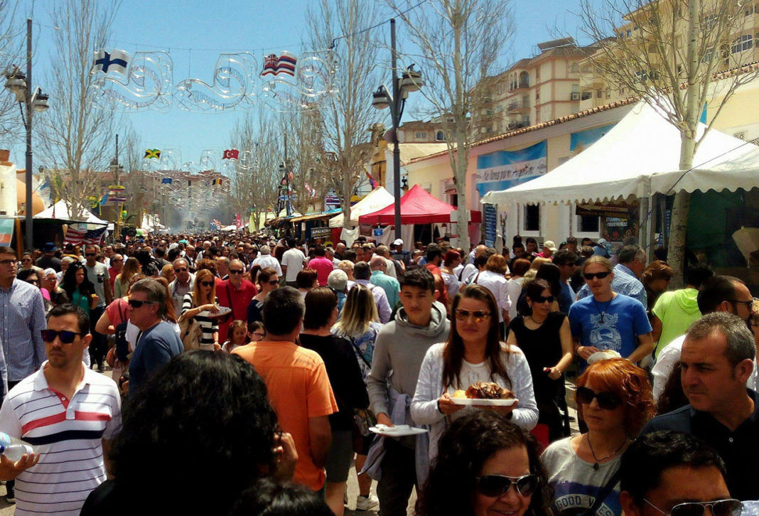 I 2019 er det 25 år side man for første gang arrangerte «Feria internacional de los Pueblos» i Fuengirola. Tradisjonen tro fylles feria-plassen mellom Fuengirola sentrum og Boliches med et utall boder, tivoli, casetas og utendørsrestauranter fra et trettitalls forskjellige land.