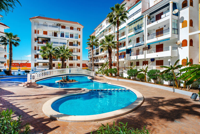 Alicante: Kvinne kastet hunder ut fra 8. etasje fordi hun var «lei» av dem