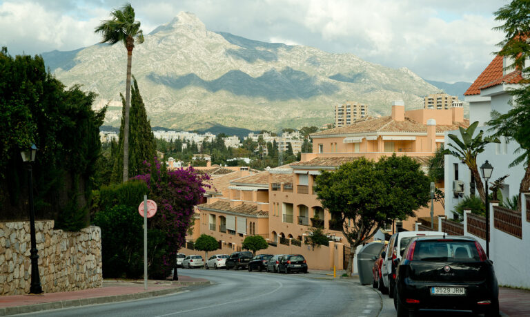 Fra Nueva Andalucia er det bare minutter å kjøre opp fjellet til Benahavis.