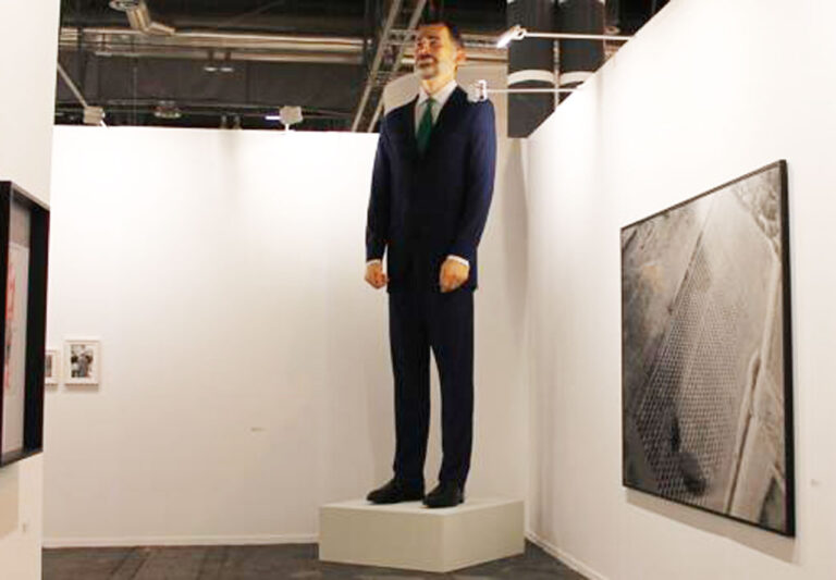 Kjøper du denne statuen av kongen må du brenne den