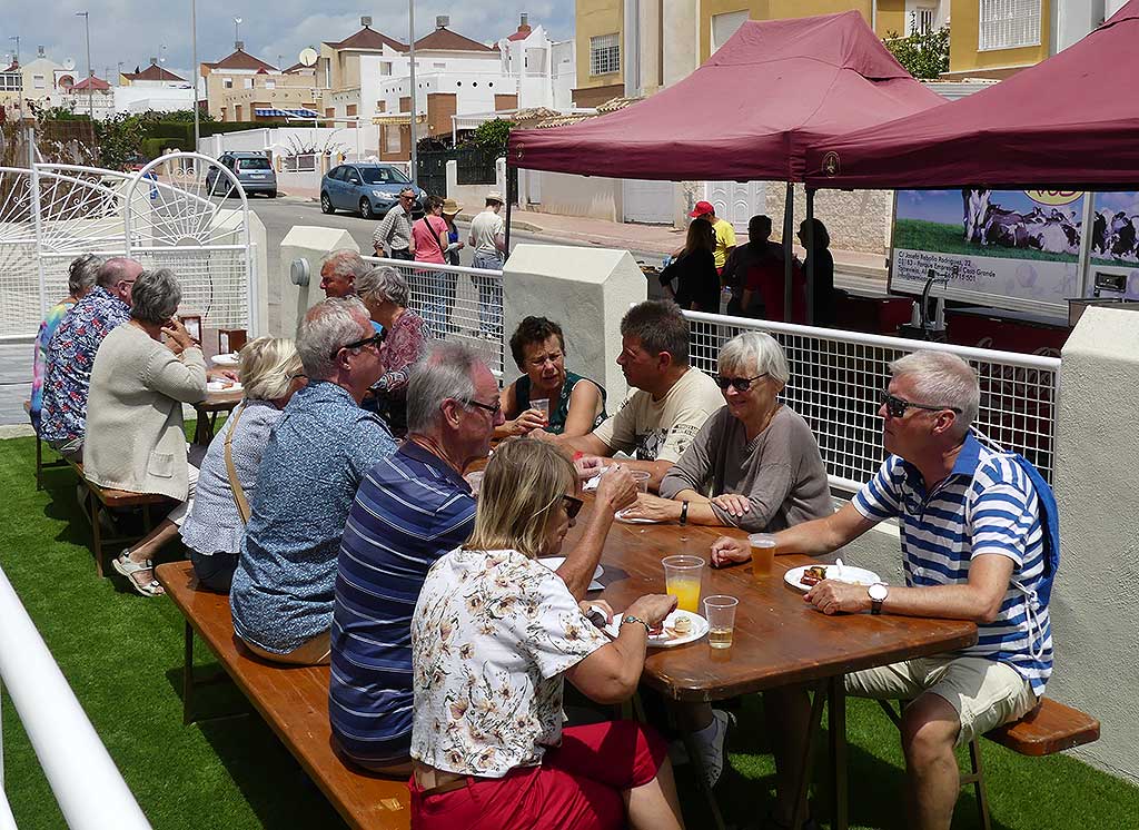 Nye og gamle kunder var innom for å markere 20års-dagen på Orihuela Costa.