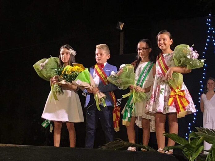 Den mindreårige jenta som ble valgt som dronning har bodd i Spania siden hun ble født og er spansk statsborger. Den mindreårige jenta som ble valgt som dronning har bodd i Spania siden hun ble født og er spansk statsborger.