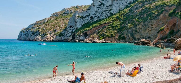 Før ankomst til Javea bør man ta turen gjennom det frodige landskapet til den bortgjemte viken «La Granadella».