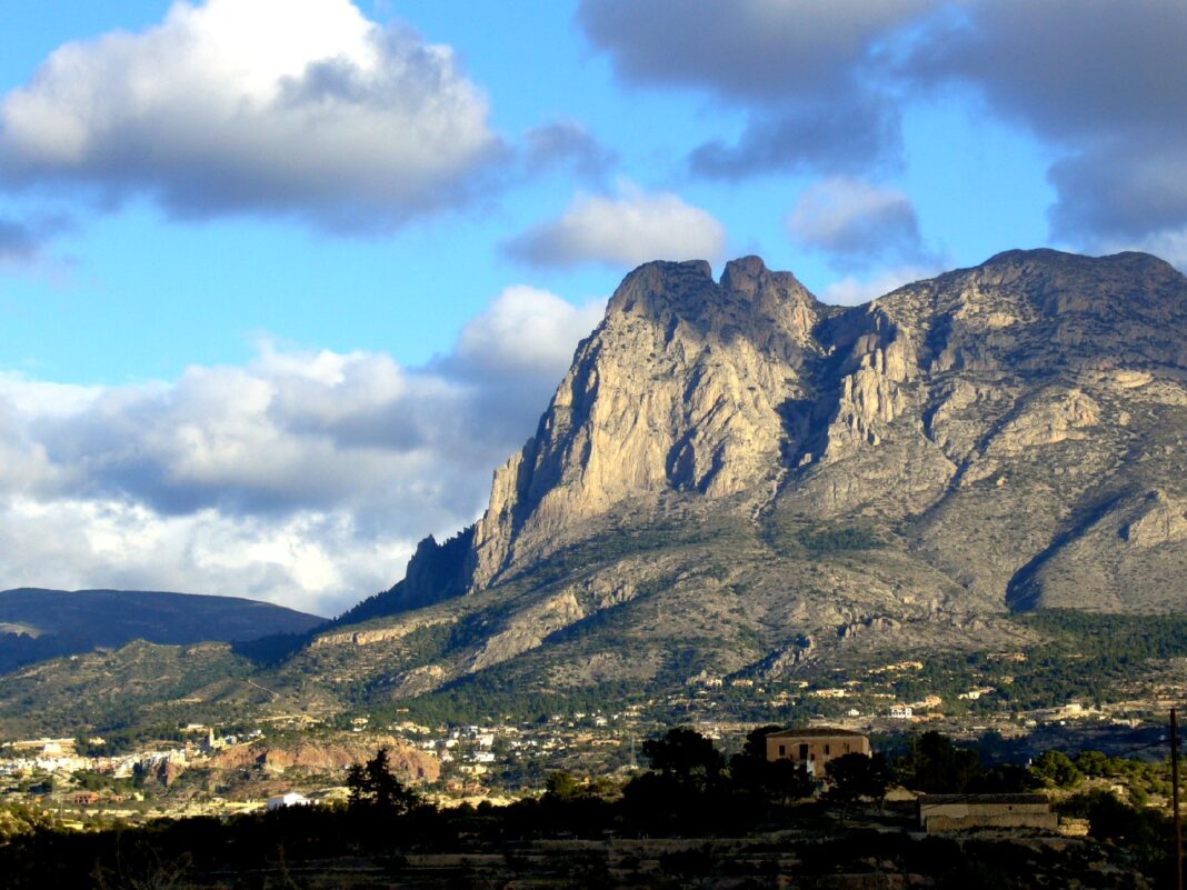 Den høyeste fjelltoppen i Alicante-provinsen er populært for turgåere som via en relativt avslappende spasertur kan ta se frem til toppen på 1406 meter.