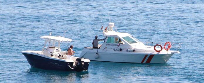 Den lokale kystvakta «Guardacostes» kontrollerer en sports-fisker i bukten utenfor Albir.