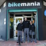 Felix,-Federico-og-Vittoria,-motivert–personale-ved-inngangen-av-butikk…