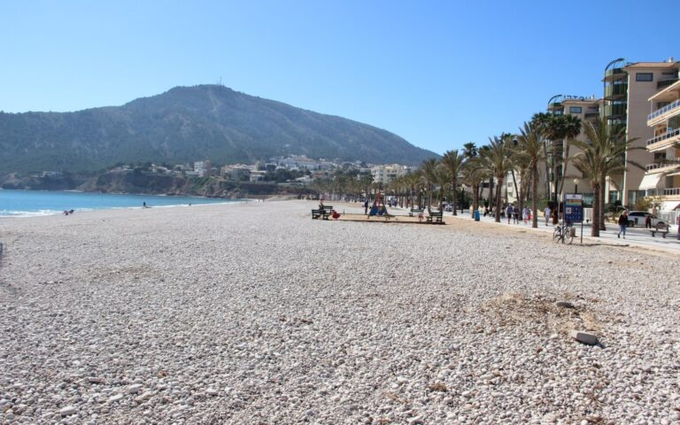Fikser opp stranden i Albir – venter på badegjestene