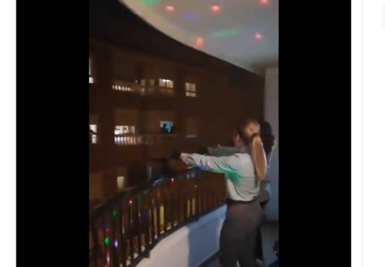 Imiterer ABBA  fra balkongen i Torrevieja