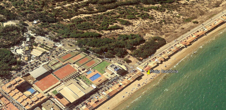 River husene langs Guardamar-stranden i mai