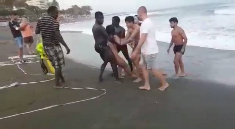 Reddet av strandselgere fra Senegal