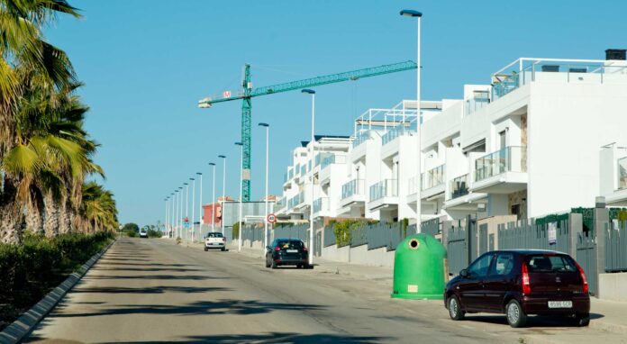nybygg-boliger-under-oppføring-torrevieja Byggeaktiviteten i Orihuela har vært blant de høyeste i regionen. Men både utbyggere og meglere, som ser stor etterspørsel, har vært bekymret for de lange forsinkelsene man har sett i godkjenningen av nye prosjekter.
