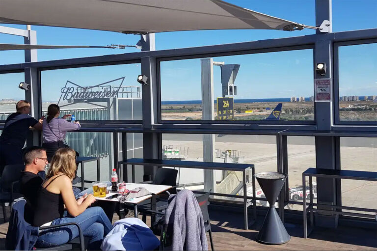 Alicante flyplass: 200 fly forsinket av hull i rullebanen