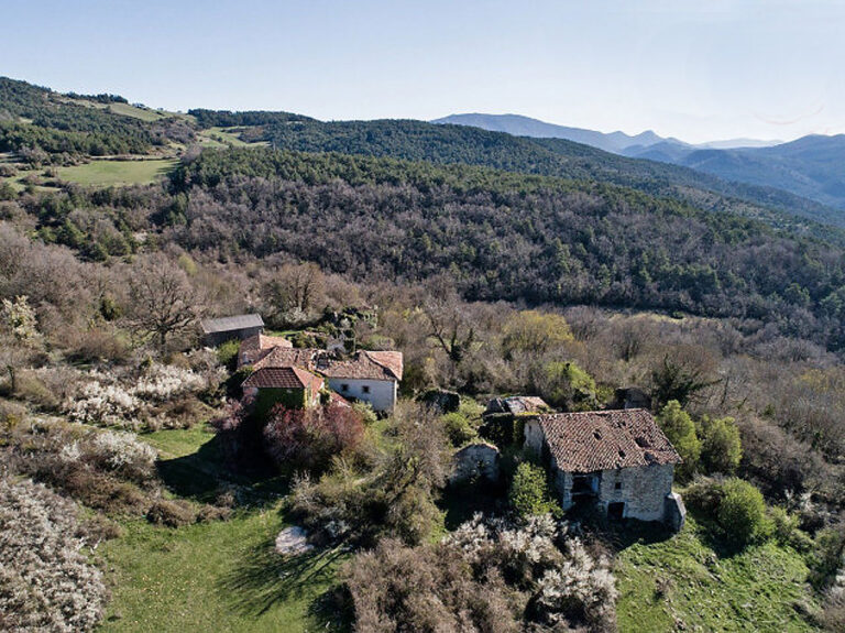 For salg: Landsby + 300 hektar skog og fjell 1.6 millioner Euro