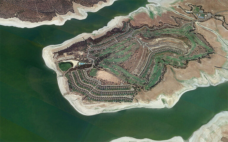 Skal rive rikingenes egen resort