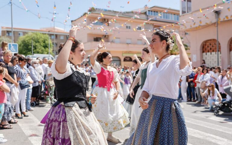 Mai-korsets dag i Alfaz del Pi