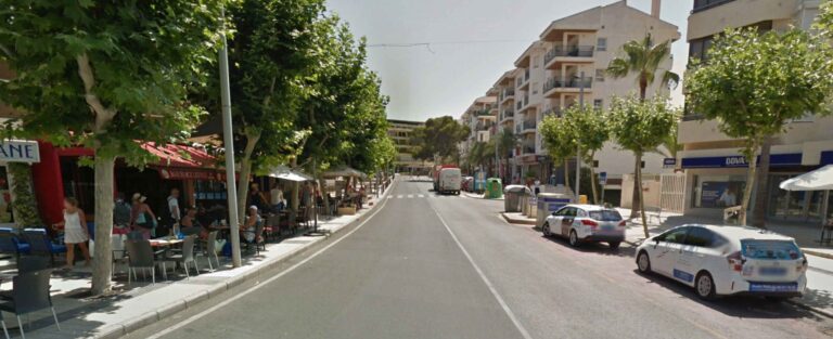 Tre skadet etter bil kjørte opp på terrassen