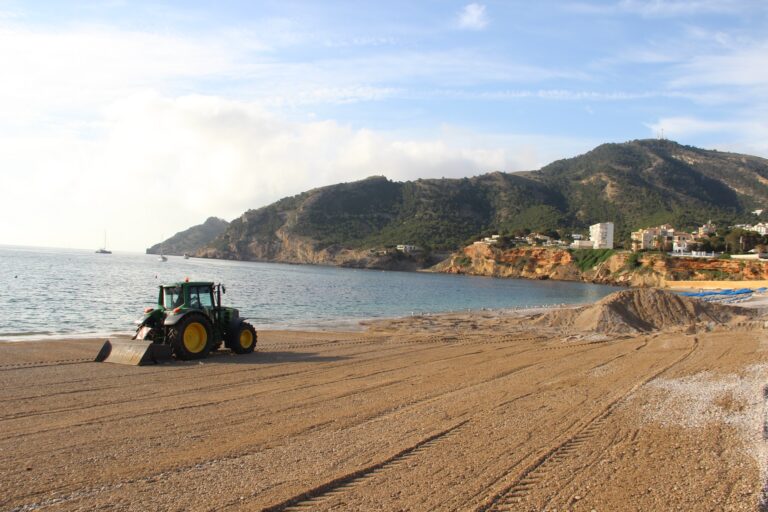 Stranden i Albir klar for sommergjestene